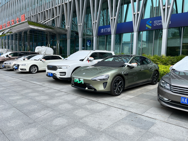 楼下有辆小米SU7
我今天去楼下买咖啡，正好看到有辆小米SU7