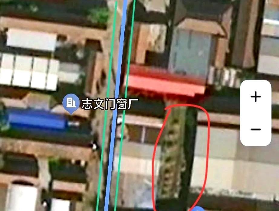 即墨区环秀街道庙头小学东侧的一家托管班墙外竟然有好多坟头！
密密麻麻十来个土包藏