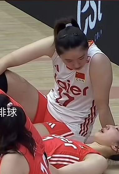 吴梦洁泪流满面，赛后她哭得特别凶[流泪][流泪]输给法国女排后，吴梦洁躺在地上哭