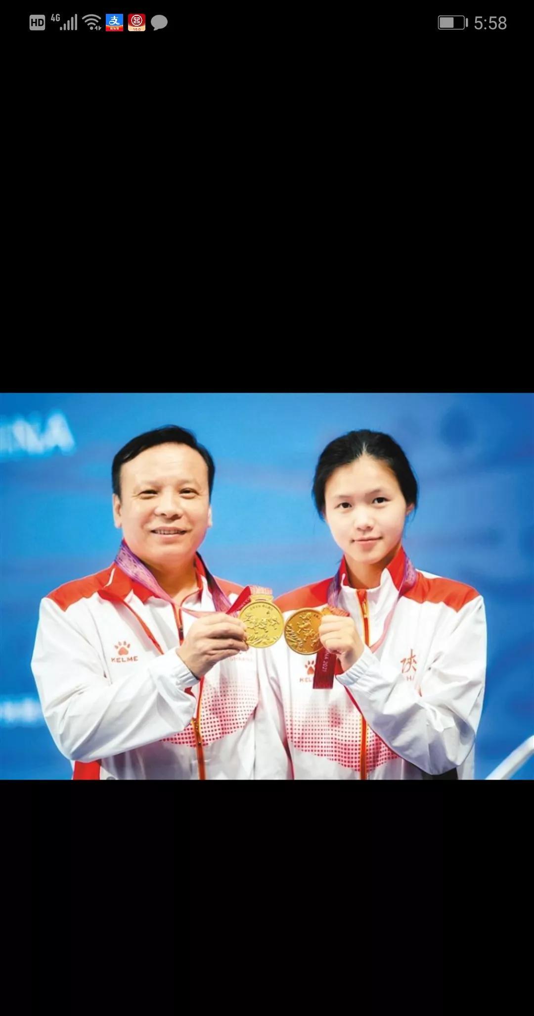 这几天一直在看跳水比赛。
在众多教练中有一个身影非常引人瞩目，那就是陕西队总教练