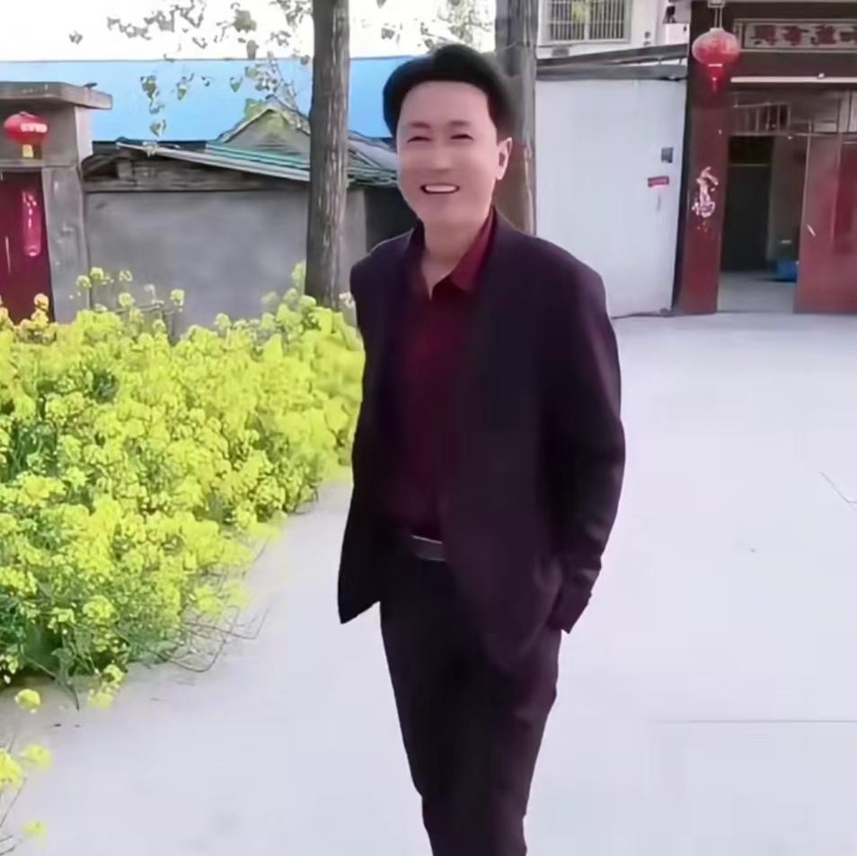 笑富了！
原来曾经的大网红“秀才”居然和甜心教主王心凌撞粉，简直不可思议。
近日