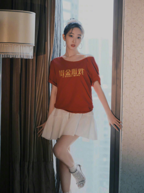 蒋梦婕的百褶裙，这身材还是很不错的吧！