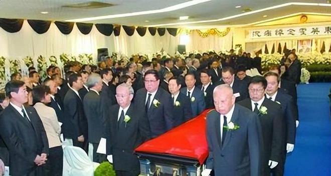 [月亮]作为一个商人，霍英东死后，港澳降半旗、灵柩盖国旗，他凭什么能享受“国葬”