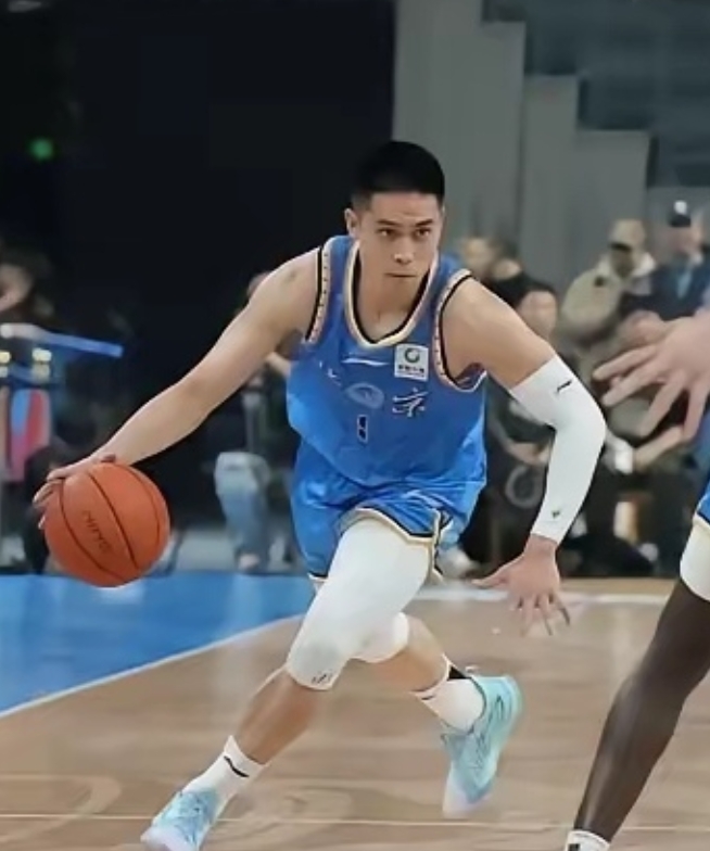 CBA新赛季有三位球员高开低走！
1、陈盈骏，新赛季带领北京北汽开局7连胜，对阵