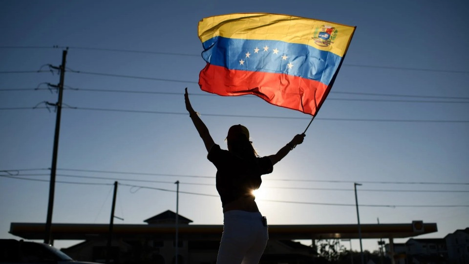 演习一百次不如“实践”一次，特朗普突袭委内瑞拉，赖清德害怕吗？