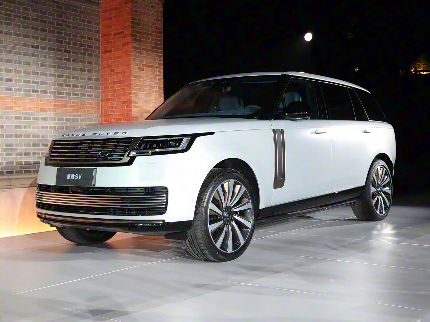 路虎“西装暴徒”售价超300万！集豪华与动感于一身，搭载V8