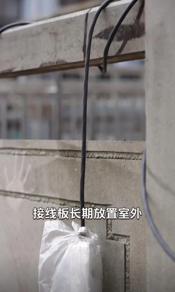 #租户飞线充电引火灾致邻居1死2伤#
 
一条充电线，烧掉了一个家！成都一小区