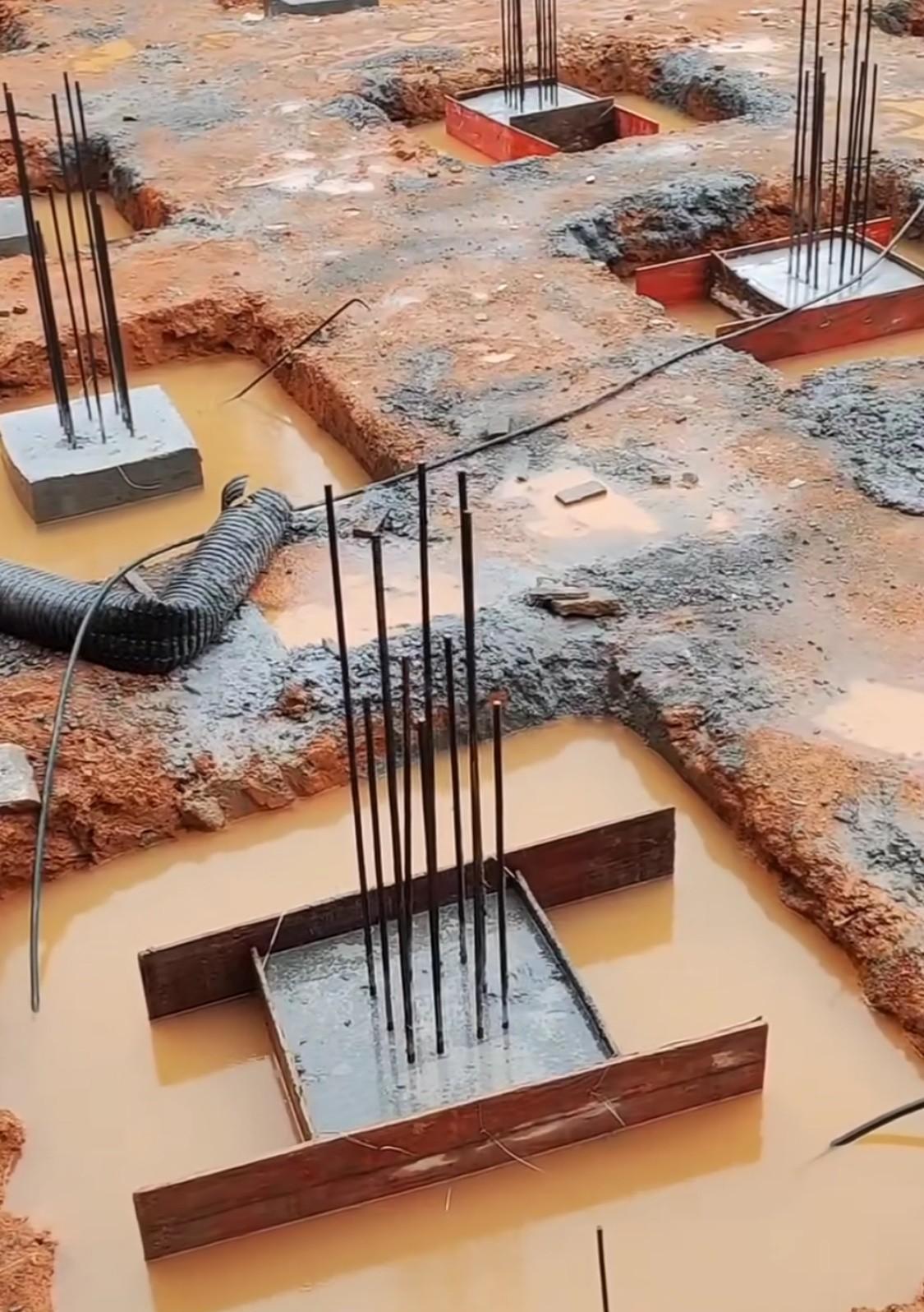 基础浇筑完几小时，就连续下雨[发怒][发怒]
一会就发现基坑都是水，
这种情况，