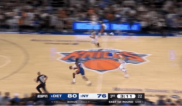 活久见！一个精彩的2+1竟直接不算了！
在今天NBA季后赛活塞对阵尼克斯的第三节
