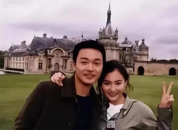 我有点不敢相信自己的眼睛，那年张柏芝和张国荣在法国的合影时还不到二十岁，但看起来