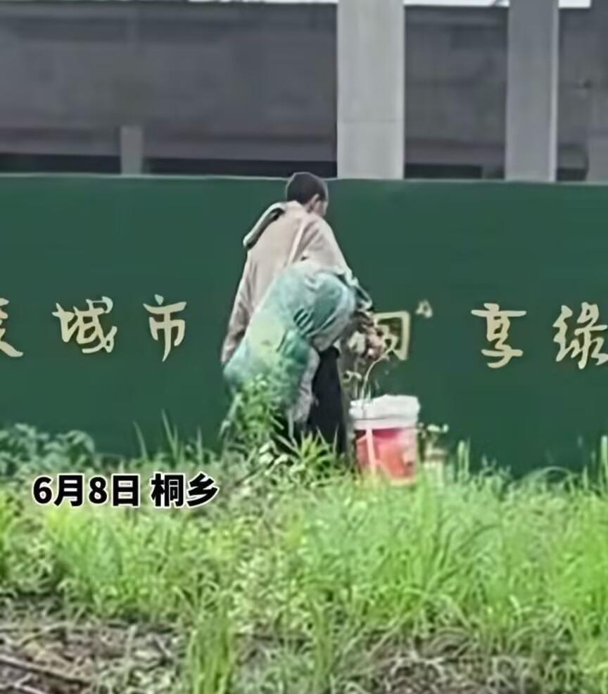 “这世界不能没有女孩子！”浙江桐乡，47岁大叔没老婆没孩子还身无分文，大雨天背着