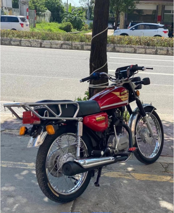 我在武汉骑了20年摩托车，第一辆是本田cg125，后来买了辆豪爵铃木gn125。