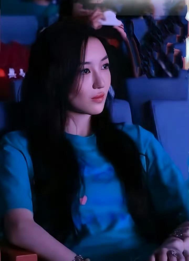 李嫣19岁的照片出来了！真是越长越漂亮。她参加嫣然天使活动跟爸爸李亚鹏合影，兔唇
