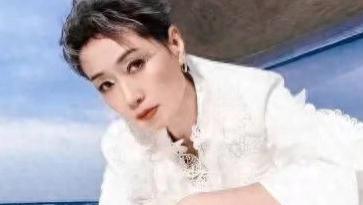 叶童62岁登《浪姐6》初登舞台！银灰色白发美成优雅银发女神