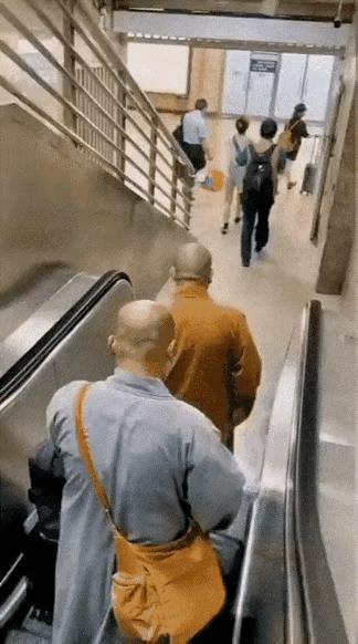 人世间处处都是背手的和实际干活的人，不相信你就仔细看看，这两个和尚之间有什么区别