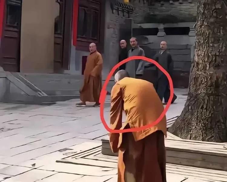 实在看不下去了！少林寺这么大年
纪的老僧，背都驮了，还得给方丈
释永信行跪拜之礼
