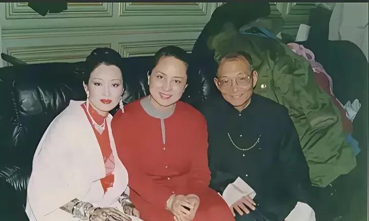 你三位明星你如果都认得，你也是个小老人了，尤其那位男士，他在电影《渡江侦察记》里