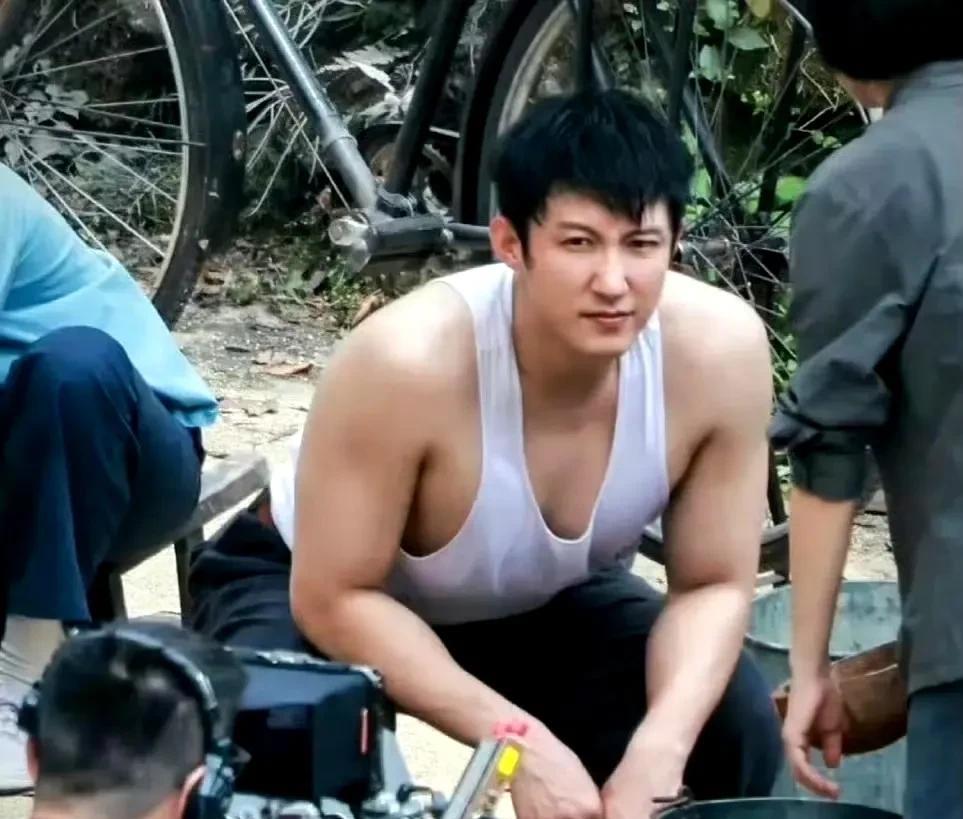 #夏日生活打卡季#
啊啊啊黄景瑜这组站姐图我直接疯狂尖叫
这肌肉线条、这荷尔蒙感