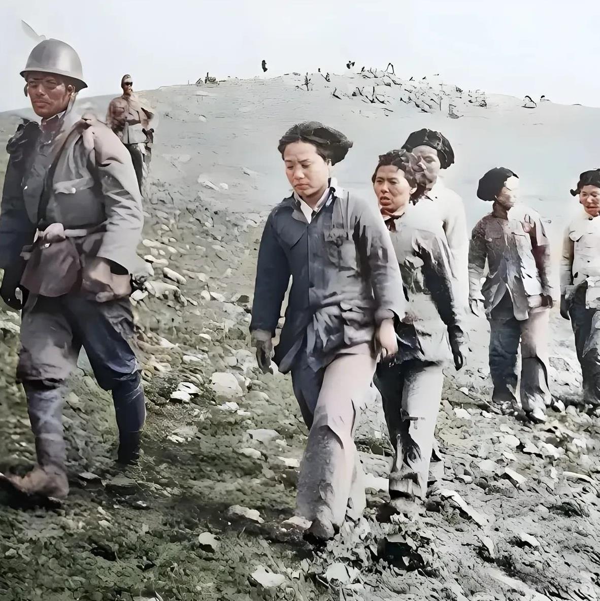 这是1938年，武汉会战中，被日军抓住的6名第五战区的国军女医护兵。她们的年龄在