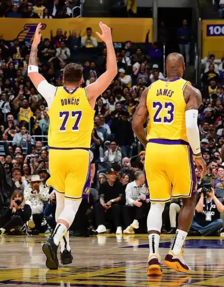 屠杀，詹皇即将退位。
NBA季后赛打响，西部率先开打两场，结果哈登的快船110: