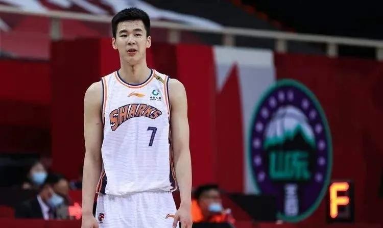 CBA新赛季即将开始，郭昊文居然无人问津，这情况有点意外。郭昊文之前在赛场上那也