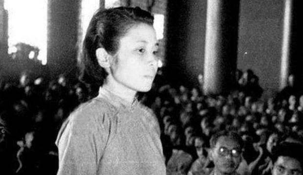 1939年，一个军统女特务冲进茶馆，拽起正打牌的男人说，“让我打一会”。男人转身