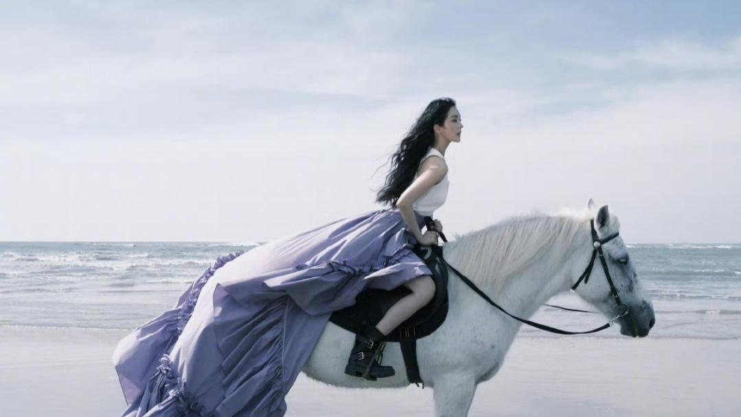 杨幂“海边女骑士”惊艳VOGUE开年刊，时尚界再掀狂澜！