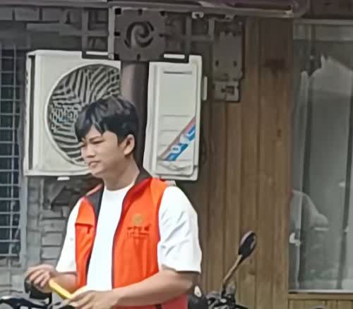 解清帅你要卖货就好好卖货，这年头啊，只要不触及到红线，你该捞就捞。没有人说你，但