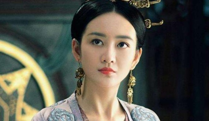 万历十一年冬，名将李成梁新来的小妾，正在房内轻柔地为他洗足。发现李成梁脚底有三颗