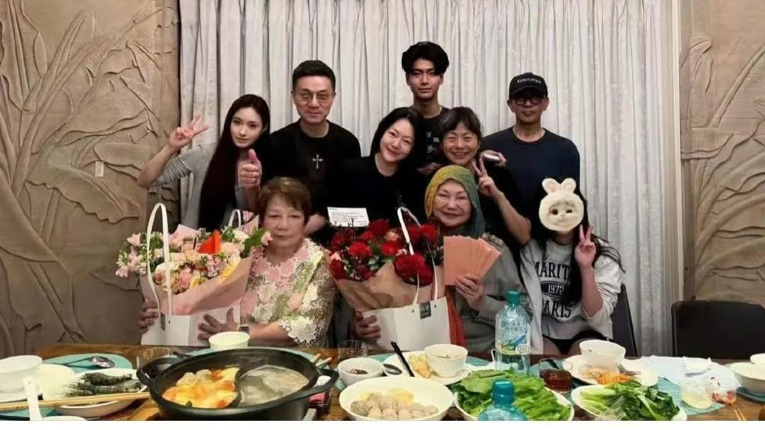 徐家人在小S婆家过母亲节！S 妈晒全家福具俊晔瘦脱相小S憔悴