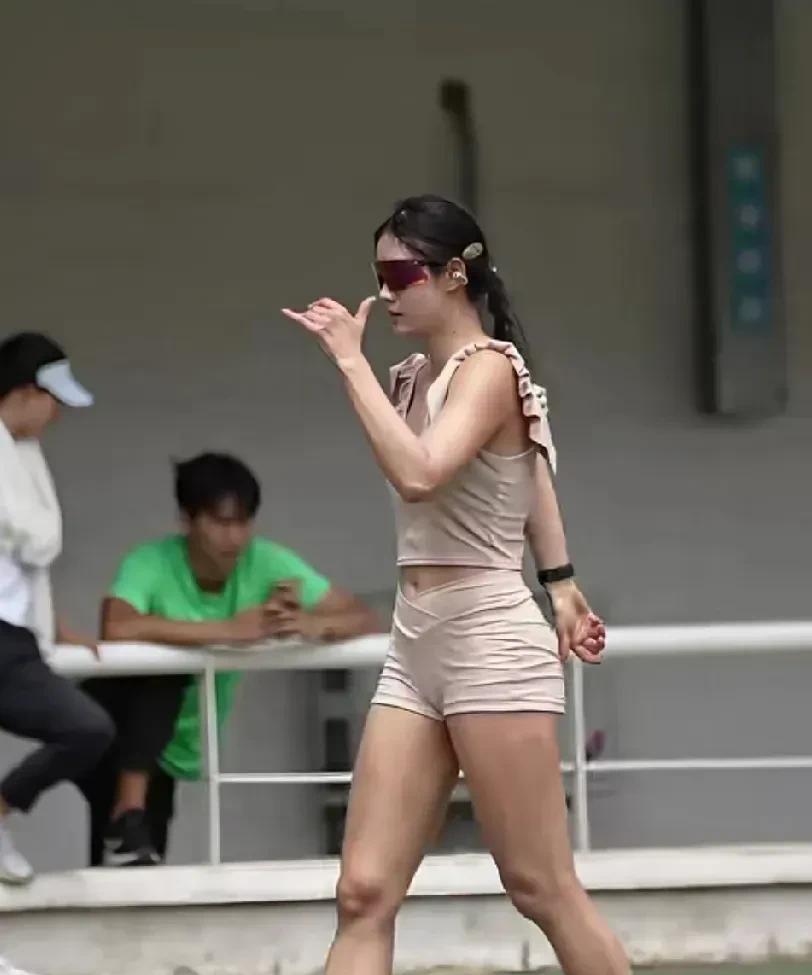田径女神夏思凝这身训练穿搭也太花里胡哨了吧？
运动背心像个小吊带不说，关键是穿着