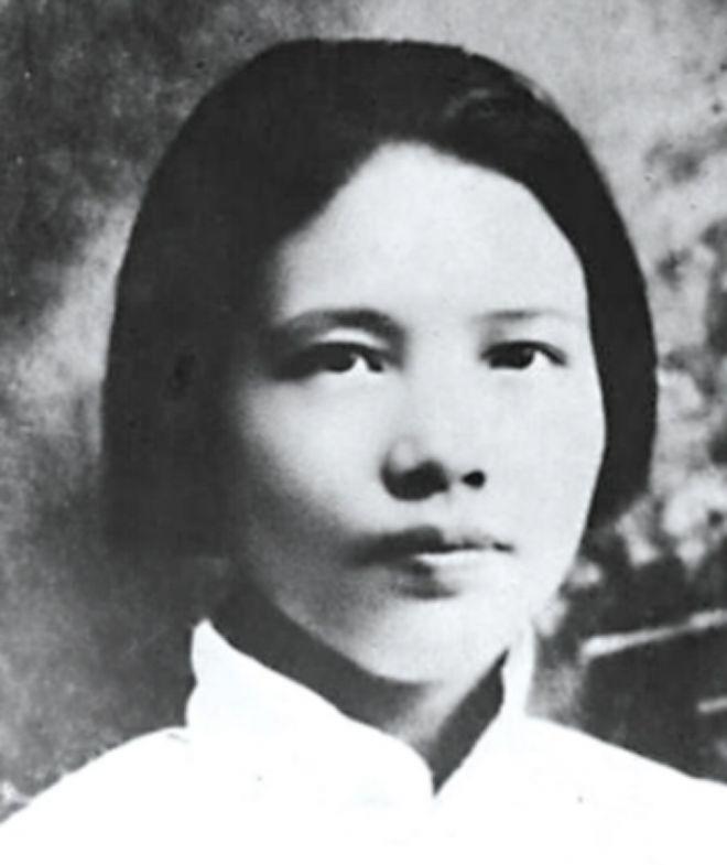 她是中国共产党唯一女创始人，她争取婚姻自由，男女同酬，敌人向她嘴里塞石头，用皮带