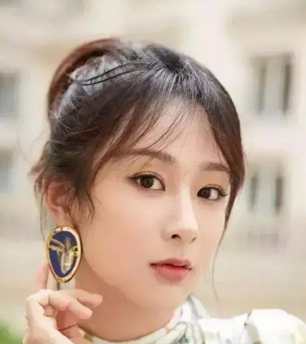 有一次，主持人问杨紫：“你打算什么时候结婚？”没想到杨紫回答之后，主持人却说：“