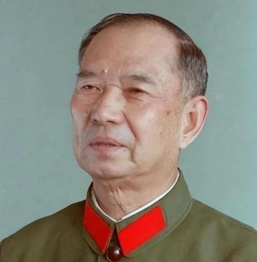 1982年，开国少将尤太忠视察部队，见一副团长好生眼熟，暗骂一句大事不好，立刻打