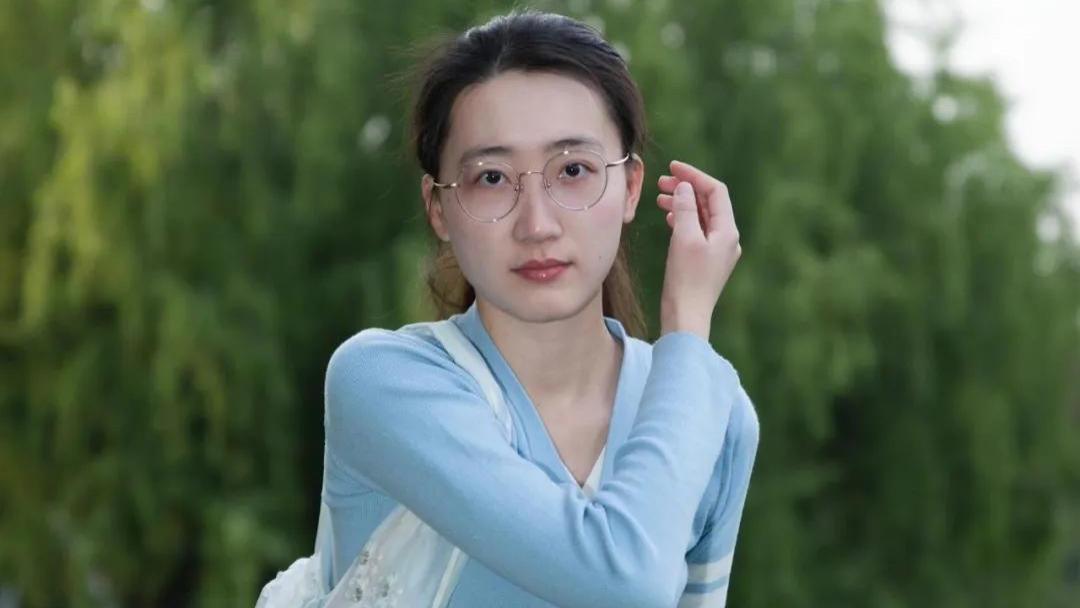 高中老师草坪草地上拍照，6个简单小姿势，出片自然又好看