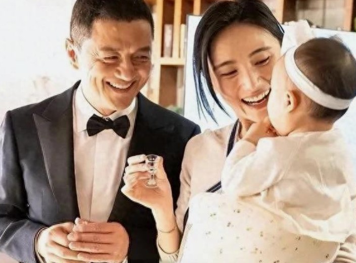 李亚鹏好好当一个演员，应该比现在过的要好吧，不是做生意的料！
 
有责任有担当但