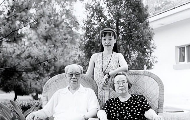 1979年6月，开国中将廖汉生回乡给前妻扫墓，结束后非要到一农妇家吃饭，下属极力