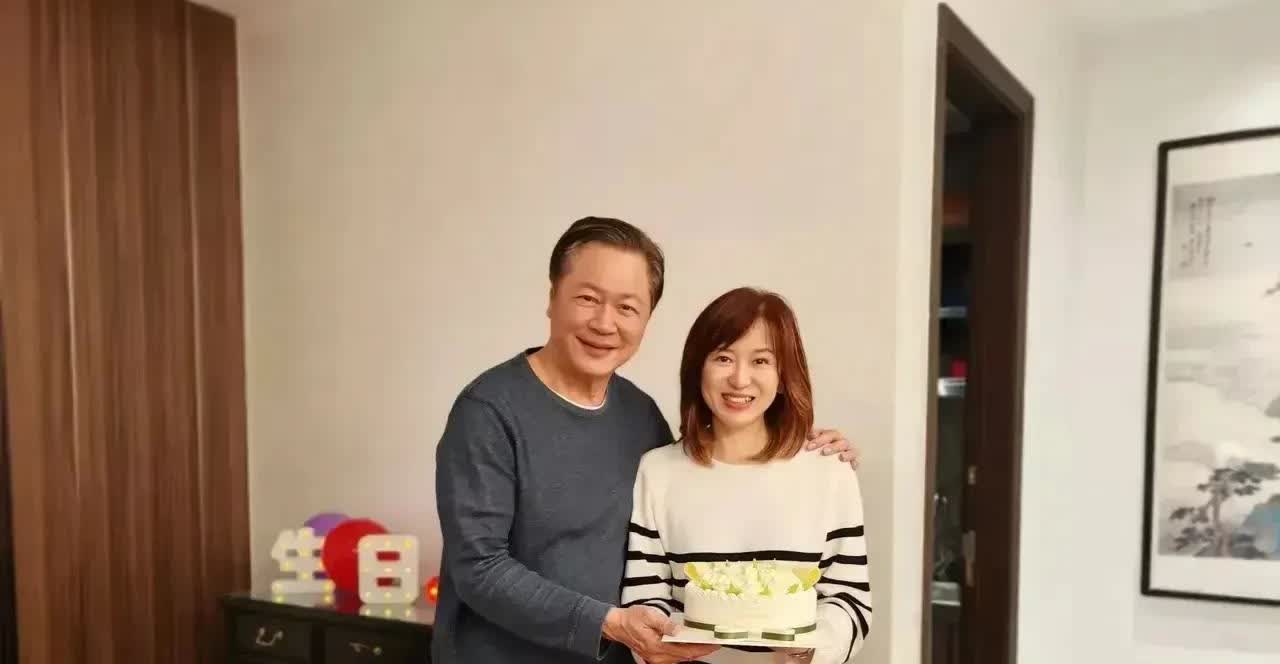 赖岳谦陪着妻子周玉琴回到福州庆祝生日，真是让人惊讶！周玉琴是福建人，回到家乡过生
