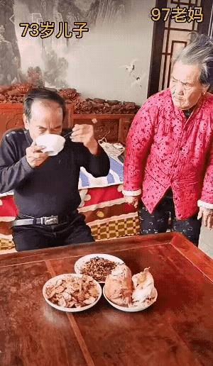 谁家生出这样的儿子，真的悲哀！
73岁的儿子，吃饭还要97岁的老妈帮她盛，这个儿