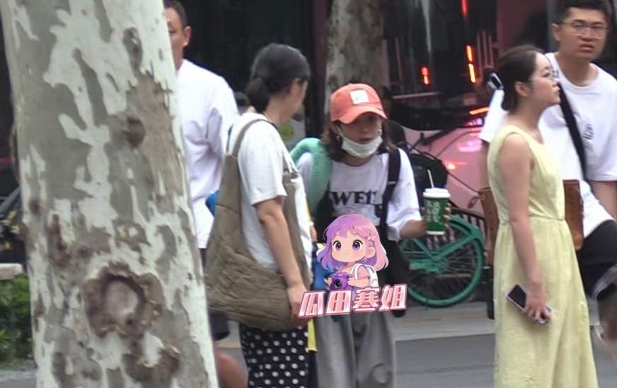 没想到赵丽颖的儿子这么大了，她当年怀孕却说给大家劈个叉，其实当时她选择了事业不想