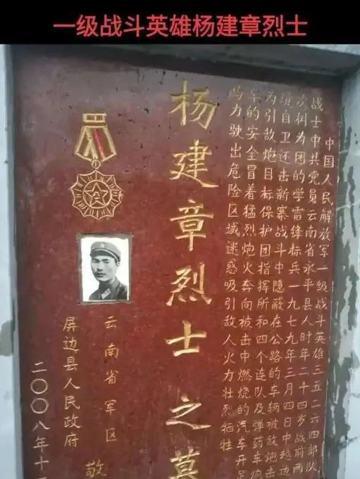 油箱漏出的汽油正往弹药车方向淌，空气里飘着要命的甜腥味。炊事班老李抄起铁锹就往车