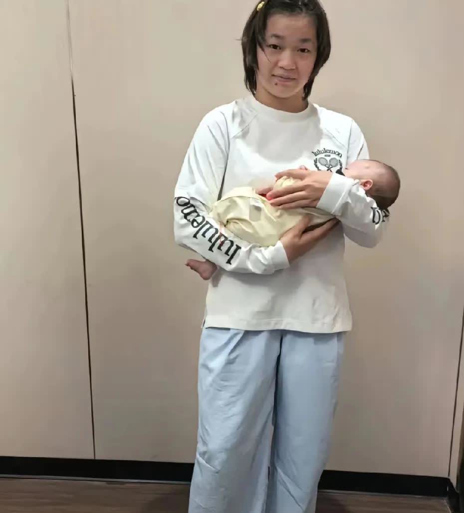全红婵去参加师兄彭建烽刚刚出生孩子的满月宴，这一次全红婵因为伤病还有发育问题没有