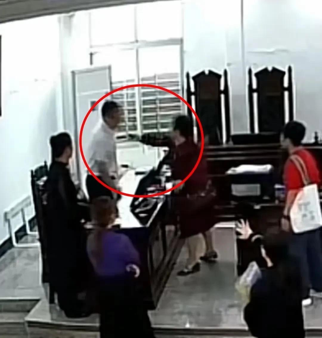 庭审现场，律师遭对方母亲扇耳光，本能还手后竟被拘3天 。更离谱的是，行政处罚告知