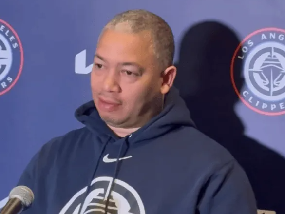 快船主帅泰伦-卢谈到了火箭球员阿门-汤普森与他的双胞胎兄弟活塞球员奥萨尔-汤普森