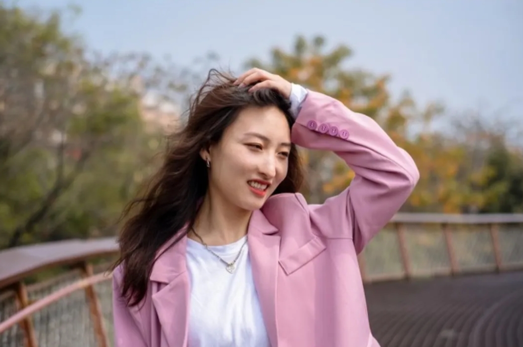 老公有个离婚单身女同事，总是顺老公的车上下班，有时候她下班去其他地方还让我老公送