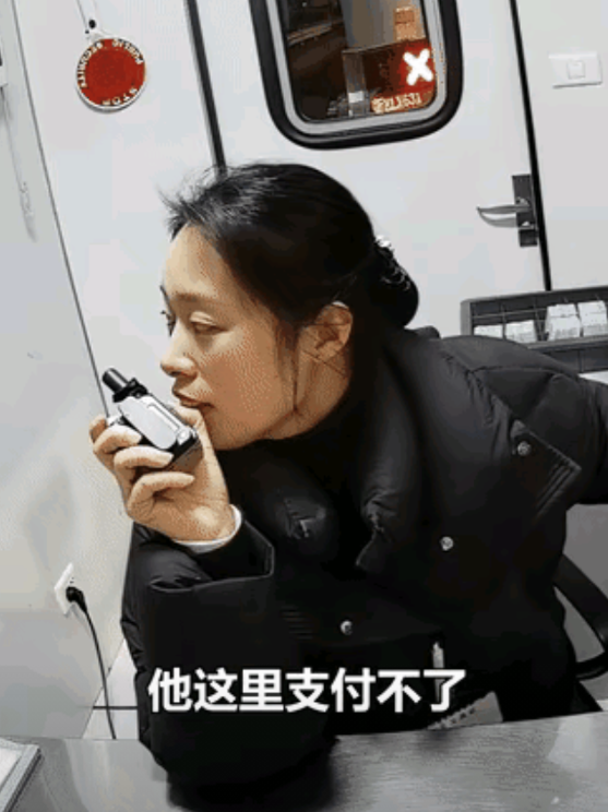 “太暖心了！”一轿车司机下高速，没带现金，手机扫码也支付不了，好心的收费员帮其垫