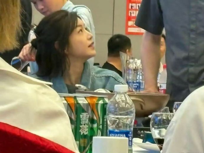 路人镜头下的陈妍希，这颜值打几分 ​ ​​​