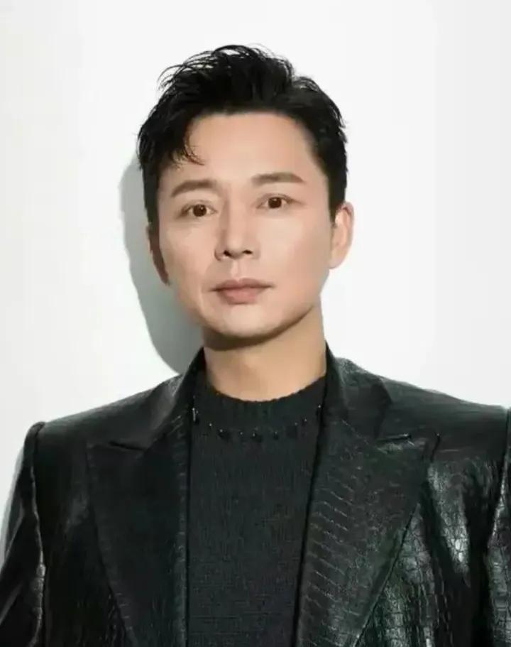 刘奕君，我喜欢的一位演员！今天想八卦一下关于他大学期间的一段传闻，说他在大学期间