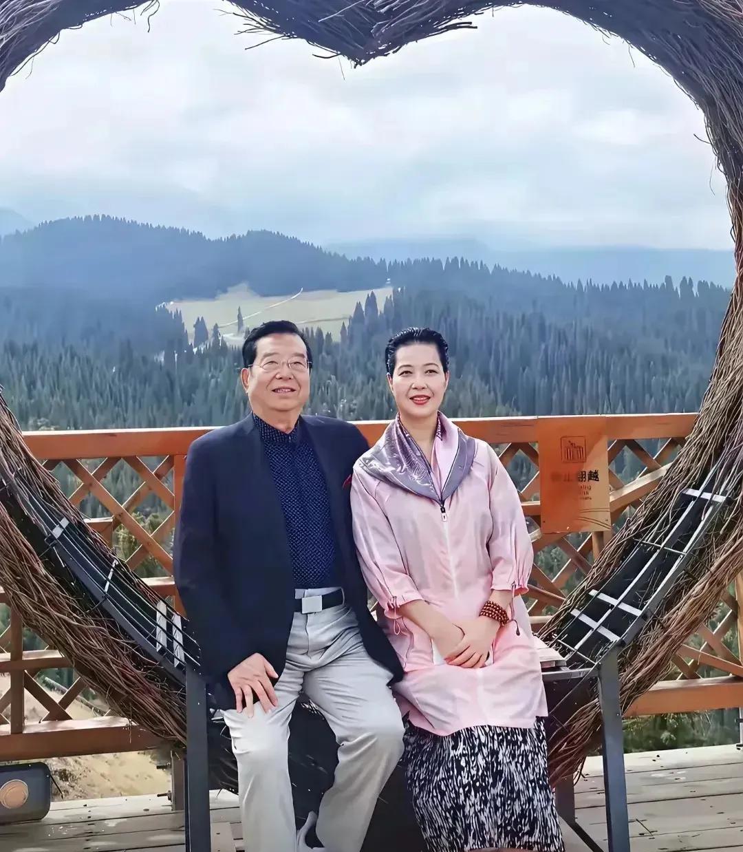 86岁的李双江看着一点不显老，旁边是他的妻子梦鸽。
这个画面的背景选择的太漂亮了