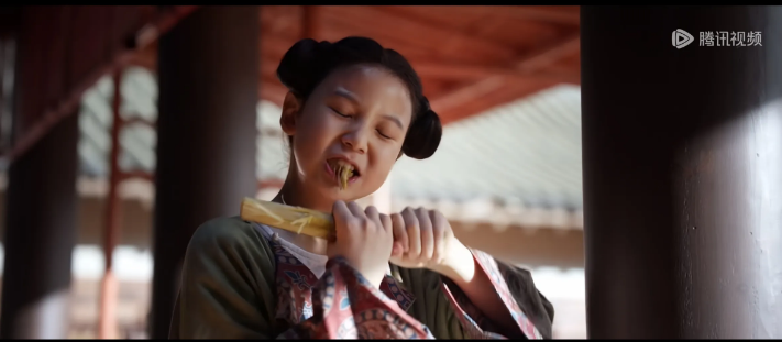 《长安的荔枝》岳云鹏吃甘蔗
第三集岳云鹏饰演的郑平安为了保命顶替右相麾下马归云去